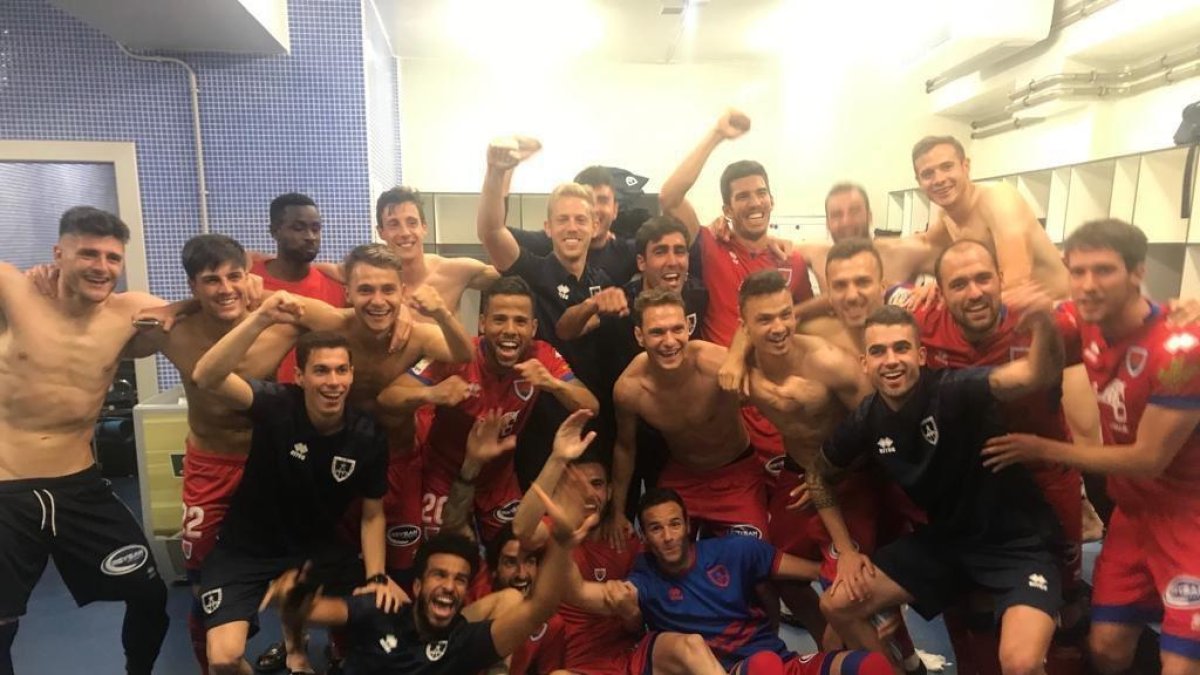La plantilla del Numancia celebra la permanencia en el vestuario de La Romareda de Zaragoza.-C.D. Numancia