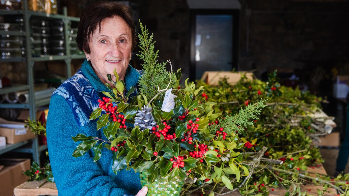 Elaboración artesana de centros ornamentales de acebo en la asociación El Acebarillo.-ICAL