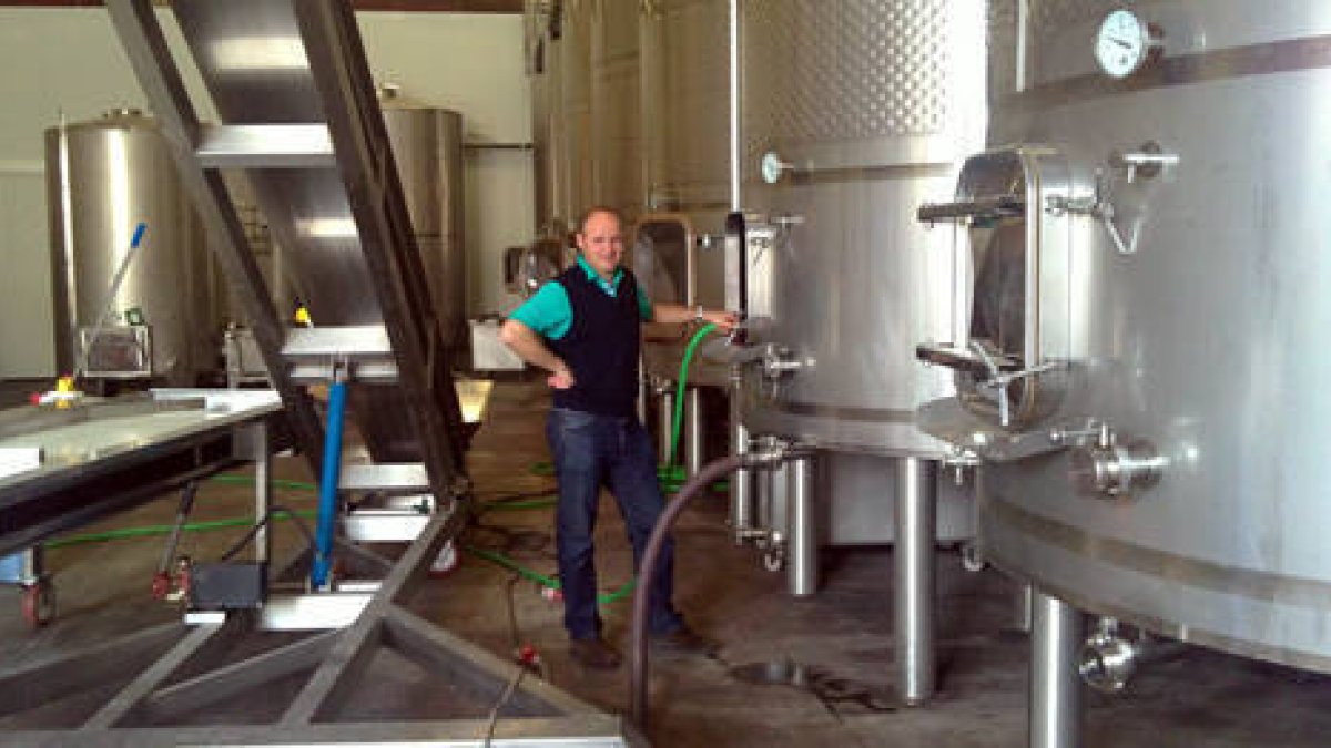 El responsable del vino Camino Soria, José Luis Sanz, en la bodega de elaboración en Aranda de Duero. -