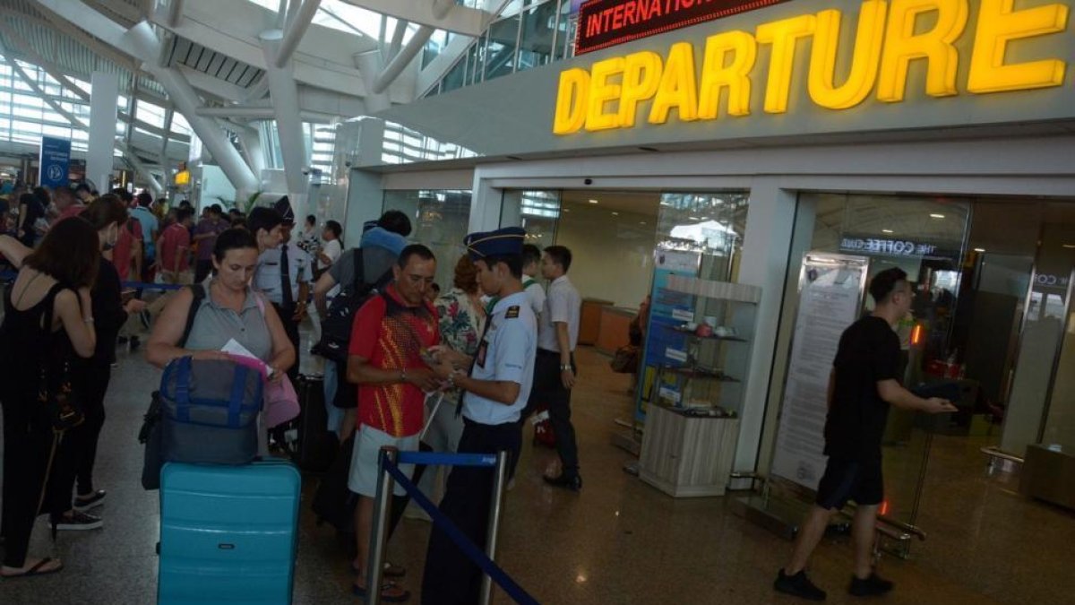 Pasageros haciendo cola en el aeropuerto Ngurah Rai de la isla de Bali, después de que retomara su actividad.-/ REUTERS / ANTARA FOTO (REUTERS)