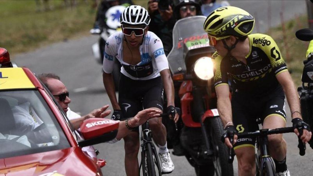 El director del Tour, Christian Prudhomme, anuncia a Simon Yates y Egan Bernal la suspensión de la etapa.-MARCO BERTORELLO (AFP)