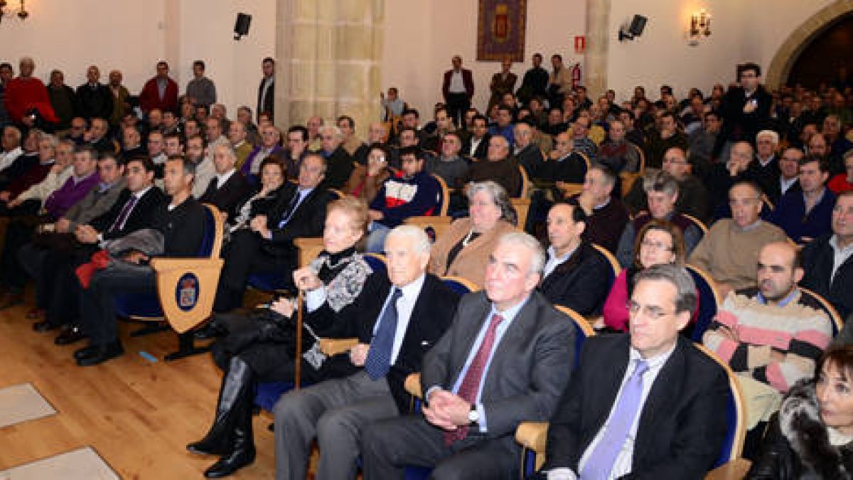 La entrega de los premios Espiga y Tizón de Asaja Soria abarrotaron el Aula Magna Tirso de Molina durante la mañana de ayer . / ÁLVARO MARTÍNEZ-