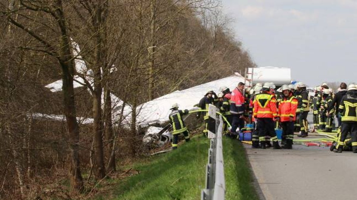 Los servicios de emergencia tratan de socorrer a las víctimas del accidente de una avioneta que se estrelló contra una autopista en Alemania.-Foto: EFE / MARKUS HIBBELER