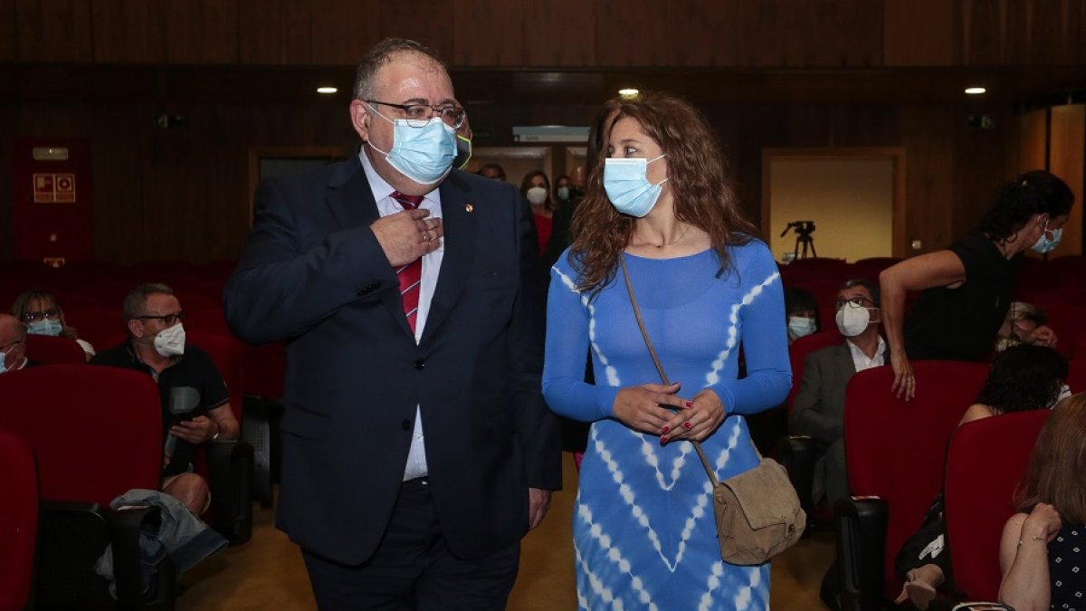 El consejero de Sanidad, Alejandro Vázquez, junto a la delegada territorial de la Junta en León, Ester Muñoz. ICAL