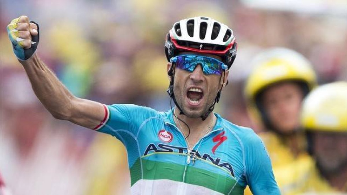 Vincenzo Nibali celebra la victoria en la Toussuire, con la que además se quedó a tiro del podio.-Foto: AP / PETER DEJONG