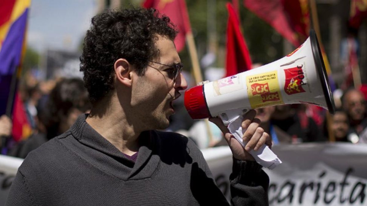 Un manifestante durante el Primero de Mayo del 2016 en Barcelona.-FERRAN NADEU