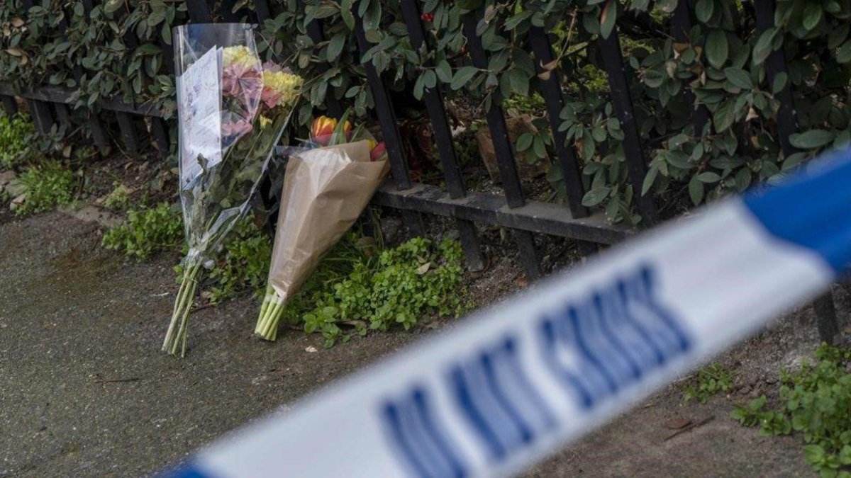 Flores en el barrio de Leyton donde murió asesinado David Martínez.-AFP