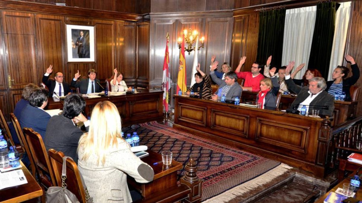 Los concejales del PSOE votan a favor de la moción que pide un reparto del 80-20%.-ÁLVARO MARTÍNEZ