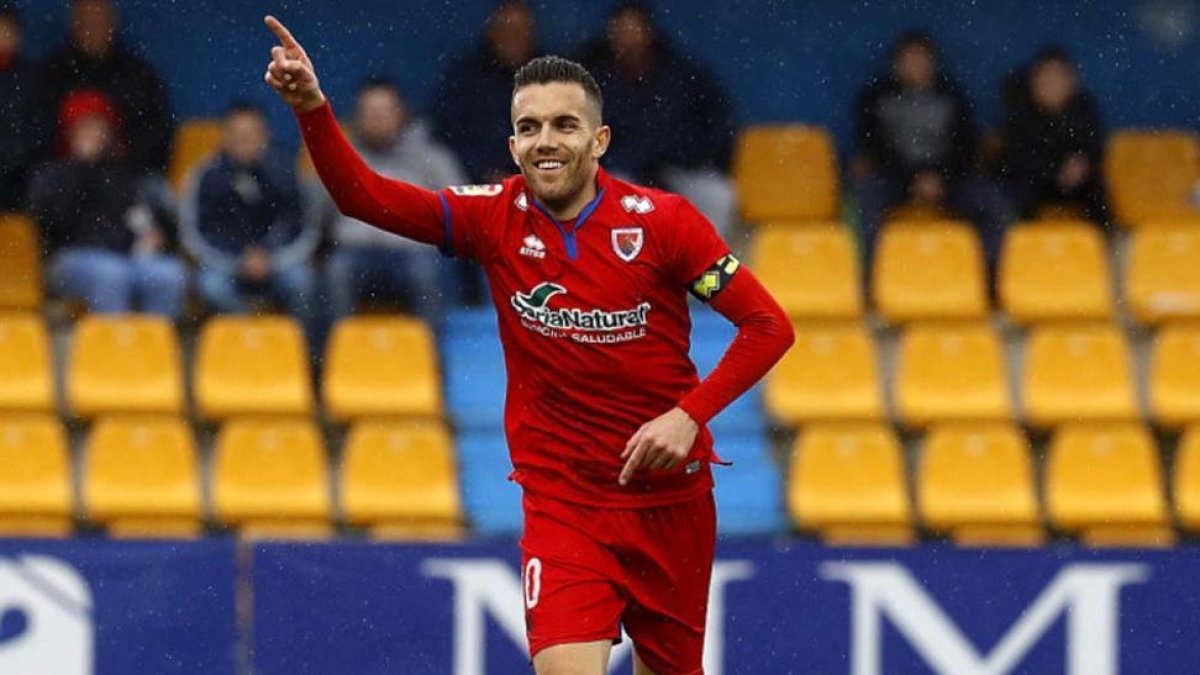Julio Álvarez celebra uno de los goles que marcó en Alcorcón.-LFP