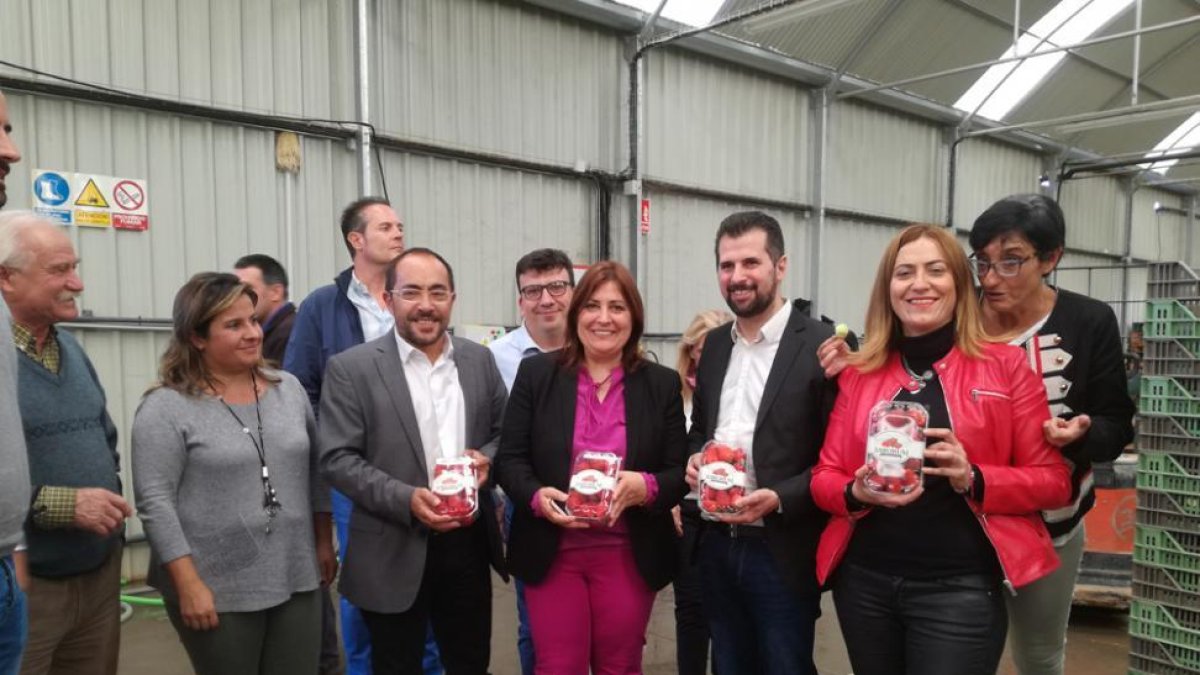Tudanca acompañado de Aguilera, Rey y el resto de los responsables socialistas en la visita a Olmillos-H.D.S.