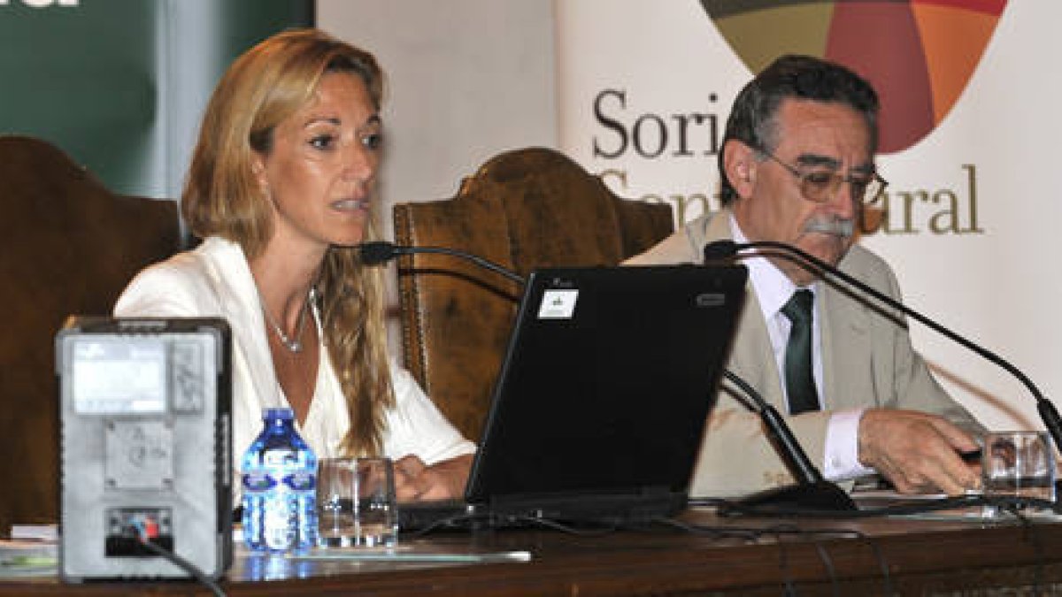 La subdirectora general de Ayudas Directas del Fega, Silvia Capdevila, junto a Anselo García. / VALENTÍN GUISANDE-