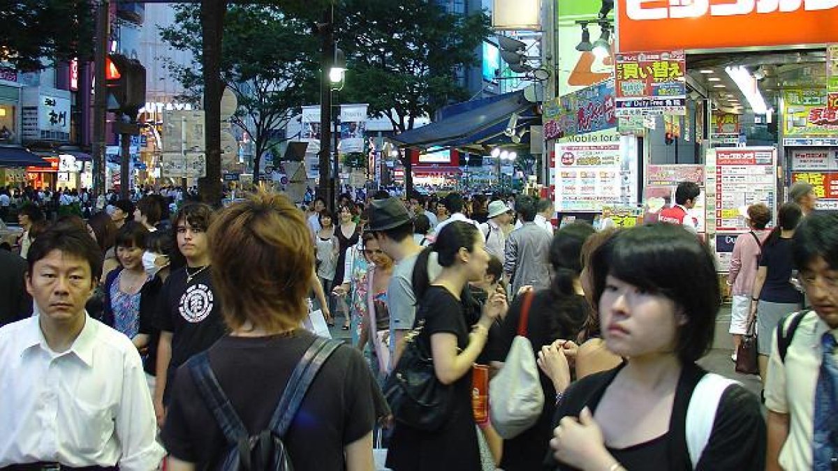 Bullicio en las calles de Tokio.-