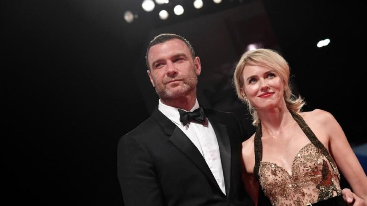 Naomi Watts y Liev Schreiber posan juntos en el Festival de venecia, el pasado 2 de septiembre.-AP / TIZIANA FABI
