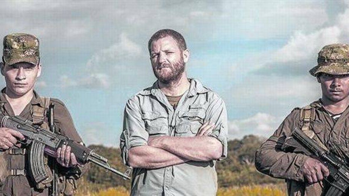 Imagen del periodista David Beriain, presentador de 'Amazonas clandestino', acompañado de dos guerilleros de las FARC colombianas.-Foto: DISCOVERY MAX