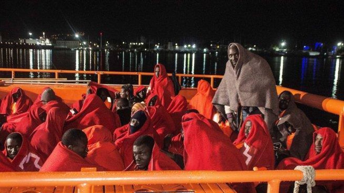 Una embarcación de Salvamento Marítimo llega al puerto de Motril, el pasado mes de enero, con inmigrantes rescatados en el Mar de Alborán.-EFE