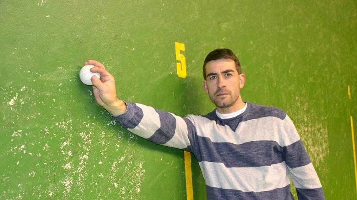 El delegado provincial de la Federación de Pelota de Castilla y León, Emilio Cabrerizo.-RAQUEL FERNÁNDEZ