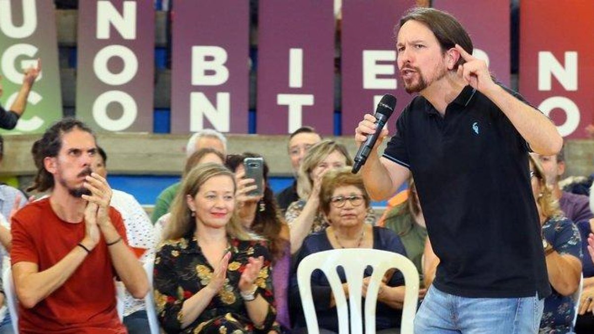 El secretario general de Podemos, Pablo Iglesias, en un acto en Canarias, junto al secretario de Organización, Alberto Rodríguez, y la diputada, Victoria Rosell.-ELVIRA URQUIJO (EFE)