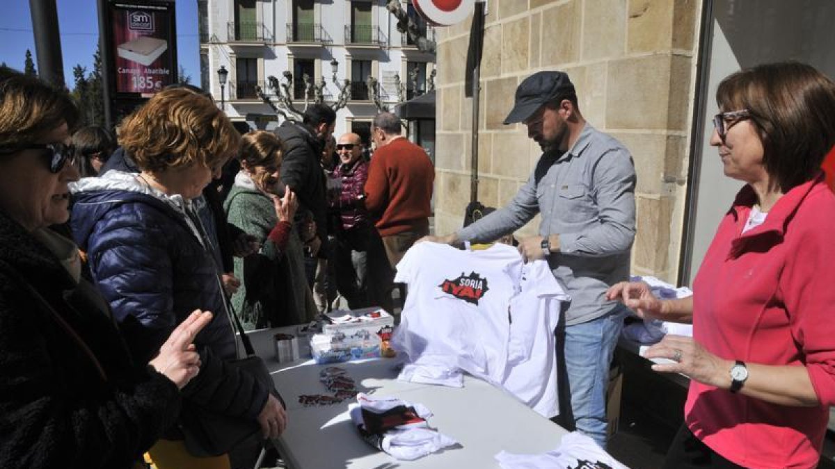 Activistas de Soria Ya en El Collado-V. GUISANDE
