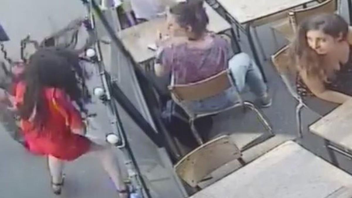 Captura de pantalla de la agresión de una joven en París-YOUTUBE