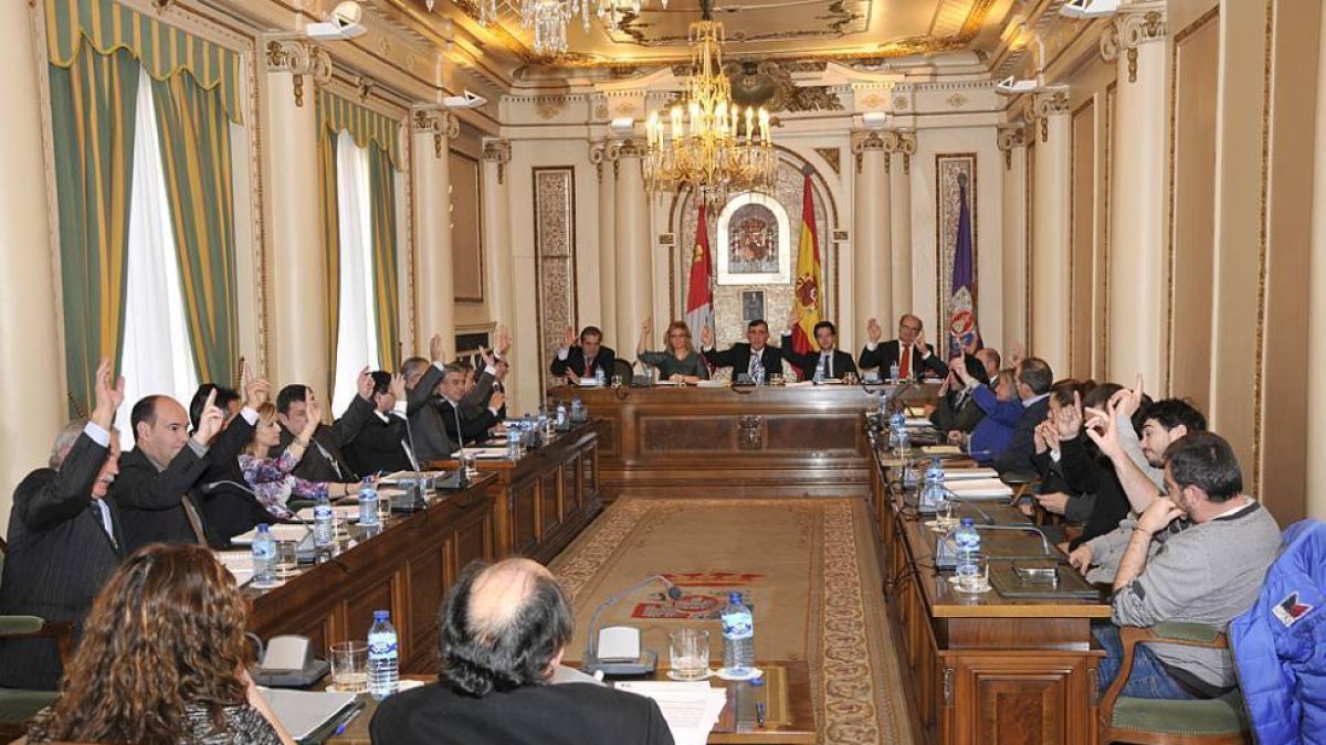 Los 15 diputados provinciales votan a favor de los presupuestos para 2015 a las 14.15 horas de ayer.-VALENTÍN GUISANDE