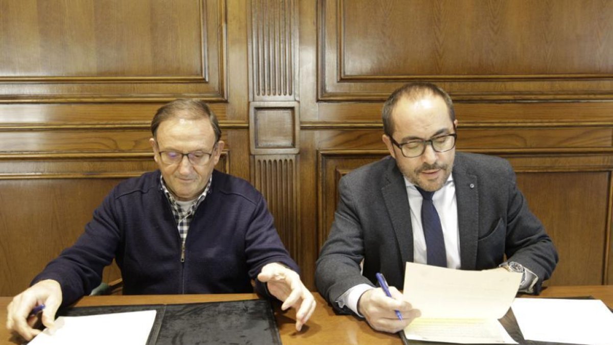 El presidente del CDNumancia, Francisco Rubio, y el dela Diputación Provincial de Soria, Luis Rey, firman, ayer, el convenio de colaboración.-LUIS ÁNGEL TEJEDOR