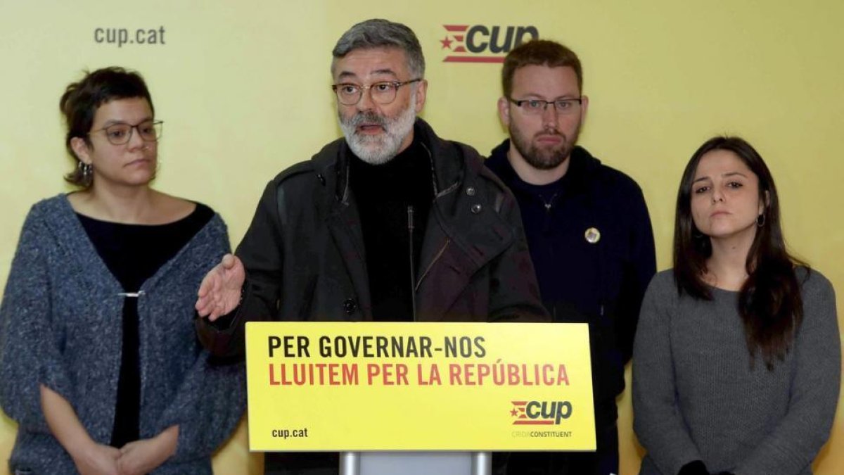 Los cuatro diputados de la CUP en el Parlament surgido de la elecciones del 21 de diciembre.-/ TONI ALBIR (EFE)