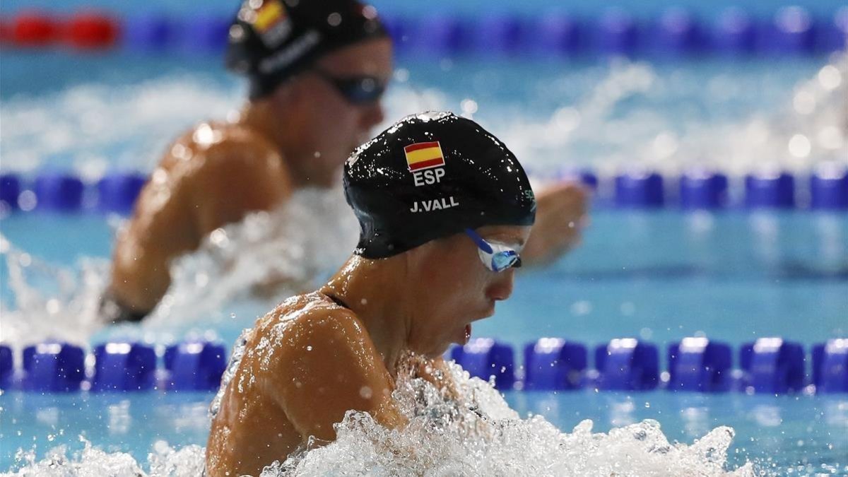 Jessica Vall, en primer término, y Marina García, en la final de los 200 braza. /-AP / DARKO BANDIC
