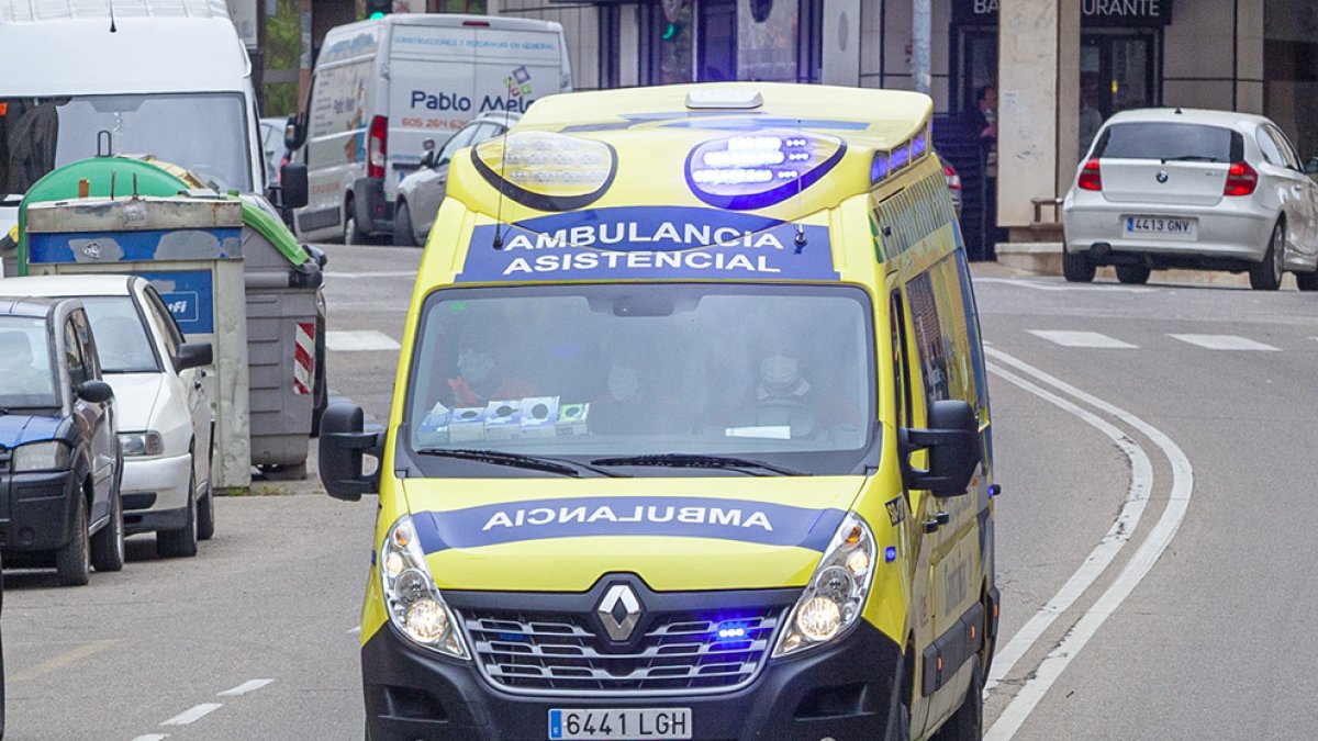 Ambulancia en una imagen de archivo. MARIO TEJEDOR