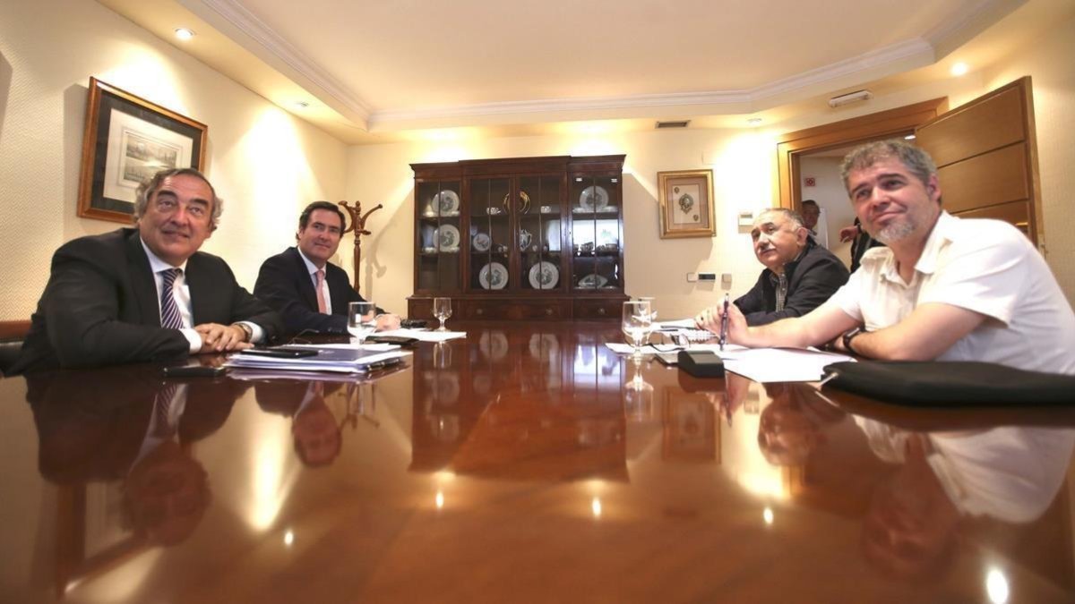 Juan Rosell (CEOE), Antonio Garamendi (CEPYME), José María Álvarez (UGT) y Unai Sordo (CCOO), durante una reunión en junio pasado.-DAVID CASTRO