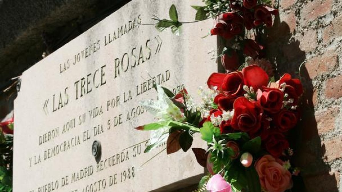 Placa conmemorativa en memoria de las Trece Rosas, en el cementerio de la Almudena de Madrid.-JOSE RAMON LADRA