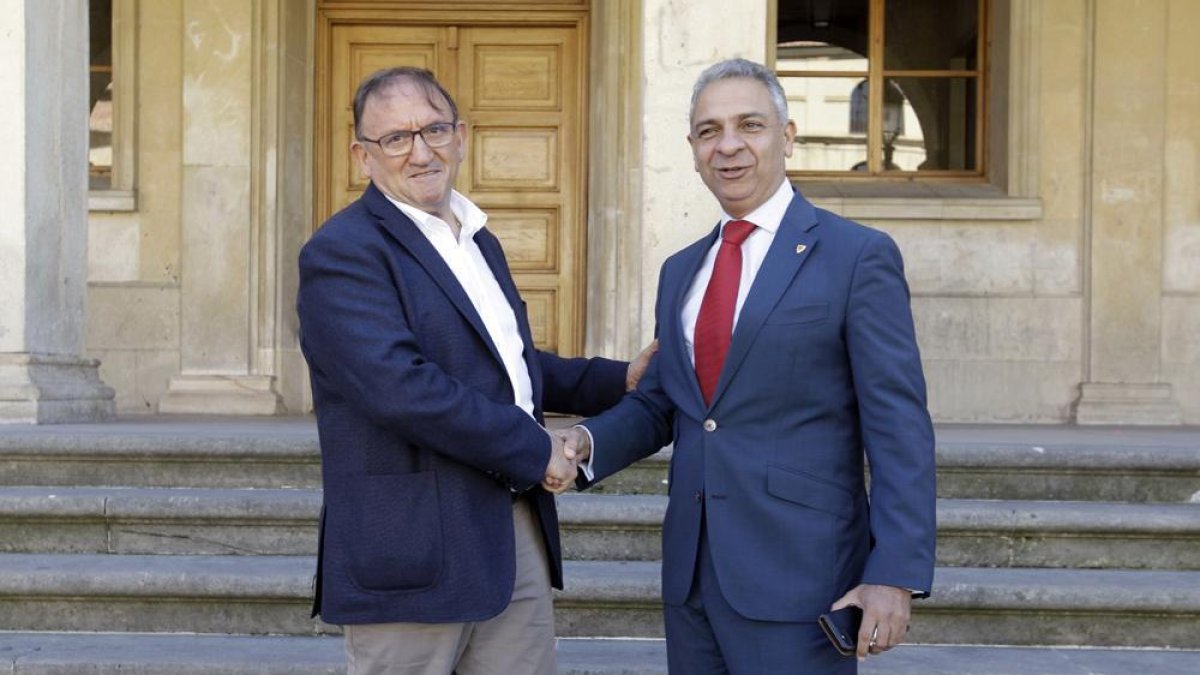 Francisco Rubio y Moisés Israel se saludan en la plaza Mayor, con la fachada del Ayuntamiento de fondo.-Luis Ángel Tejedor