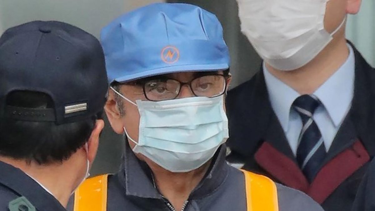 Carlos Ghosn sale del centro penitenciario donde estuvo encerrado más de tres meses.-JIJI PRESS