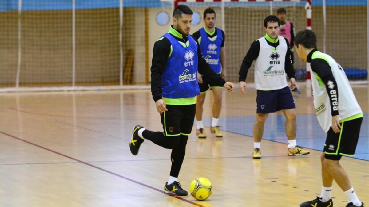 La plantilla numantina se entrenó ayer en el pabellón de Los Pajaritos debido a la nieve caída.-Álvaro Martínez