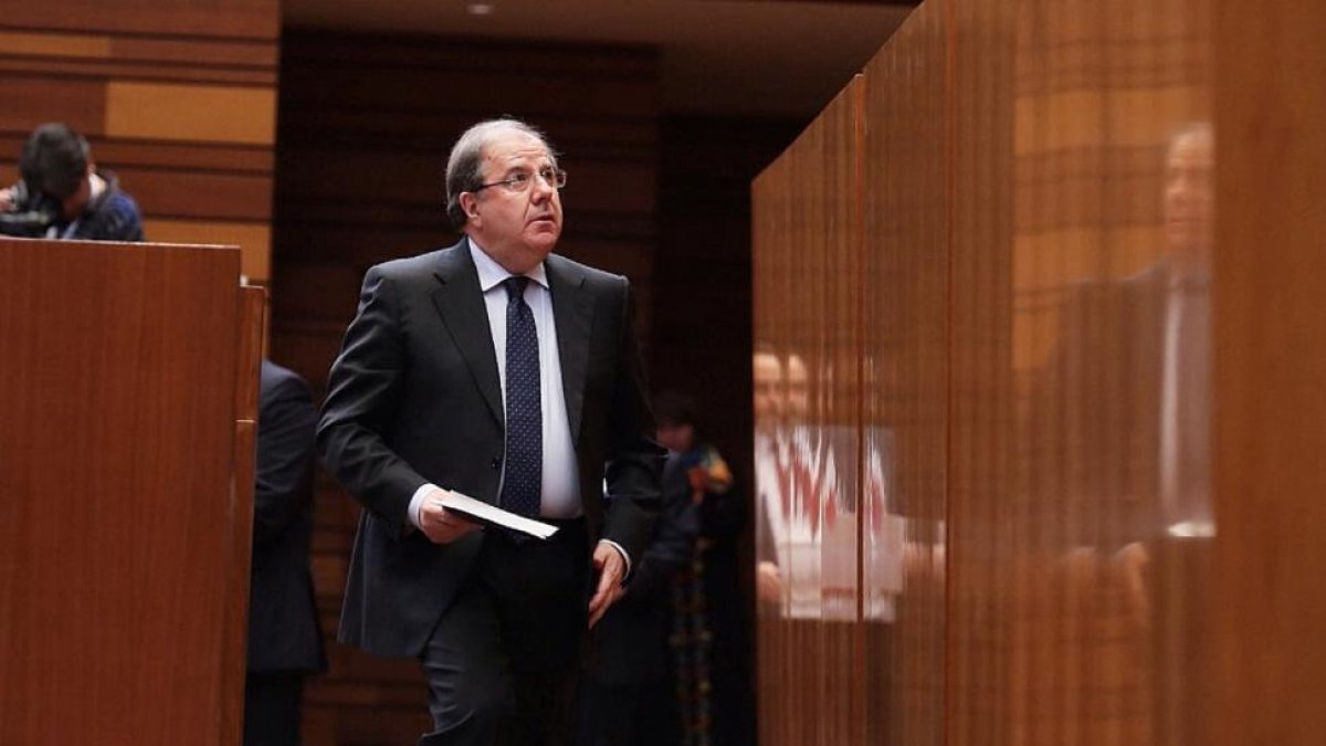 El presidente de laJunta, Juan Vicente Herrera, ayer, en el Pleno.-ICAL