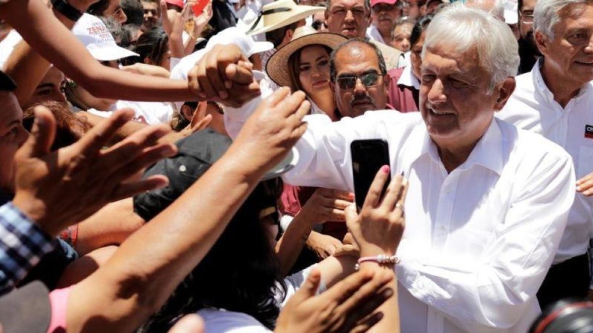 Andrés Manuel López Obrador saluda a simpatizantes  en la ciudad de Zitacuaro, en el estado mexicano de Michoacán.-STRINGER