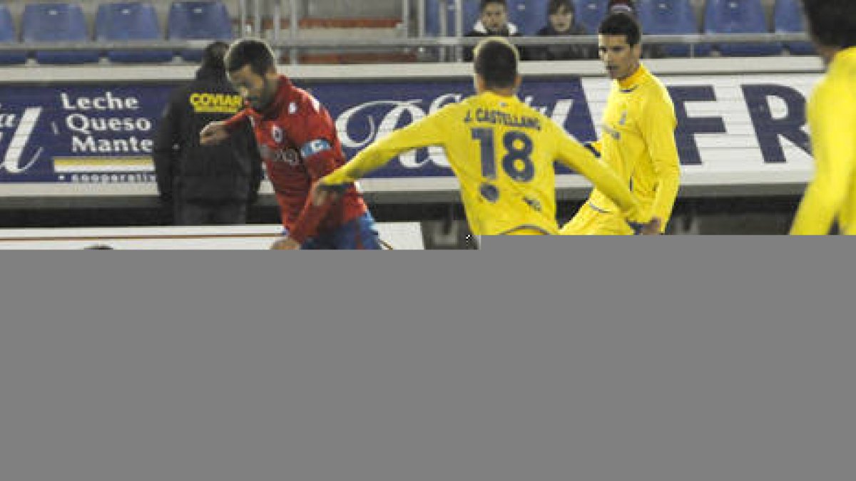 El Numancia se impuso a Las Palmas en un buen encuentro de ambos equipos. / ÁLVARO MARTÍNEZ-