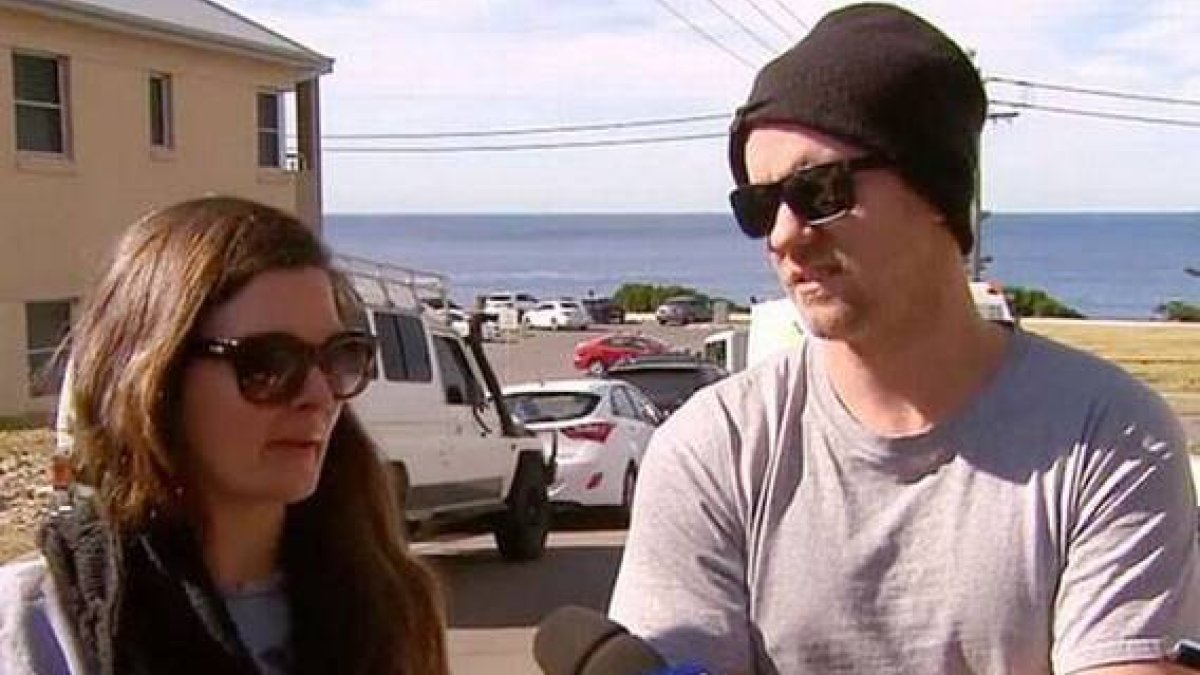 El matrimonio australiano que se encontró con un joven desnudo en su cama.-
