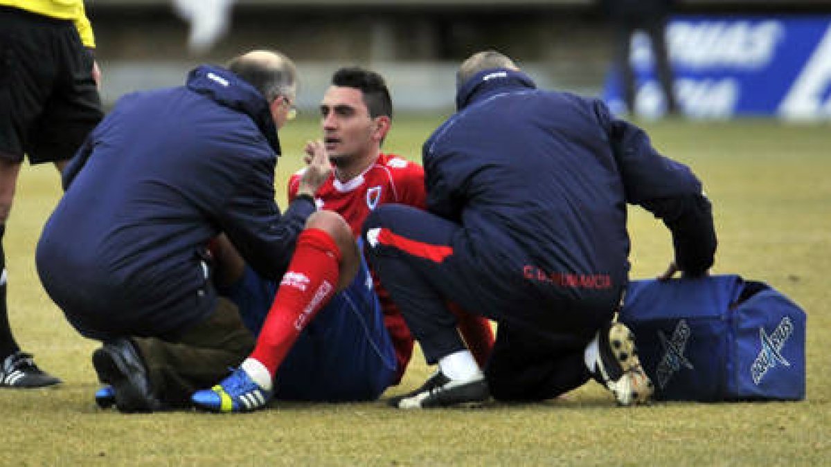Juanma es antendido por el doctor Arche y el fisio Patxi Bedia en un partido de esta temporada. / Diego Mayor-