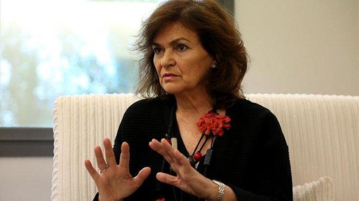 Carmen Calvo, en su despacho, durante una entrevista.-DAVID CASTRO