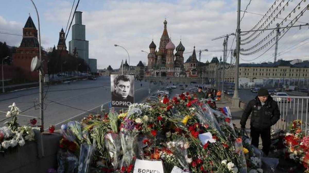 Un hombre camina por el lugar donde asesinaron a Boris Nemtsov.-Foto: MAXIM SHEMETOV / REUTERS