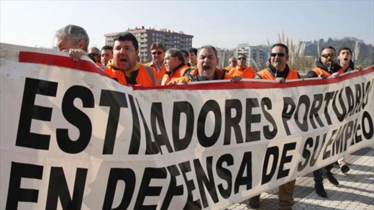 Estibadores del puerto de Pasaia (Guipúzcoa), durante una protesta.-JUAN HERRERO