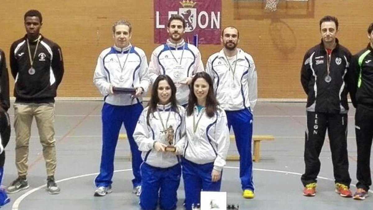 Los integrantes del club soriano en el pódium de la prueba.-CLUB BÁDMINTON SORIA