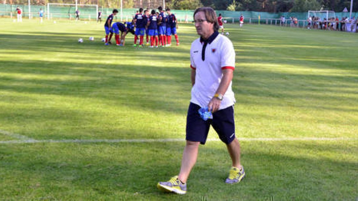 El entrenador del Numancia, Juan Antonio Anquela. / ÁLVARO MARTÍNEZ-