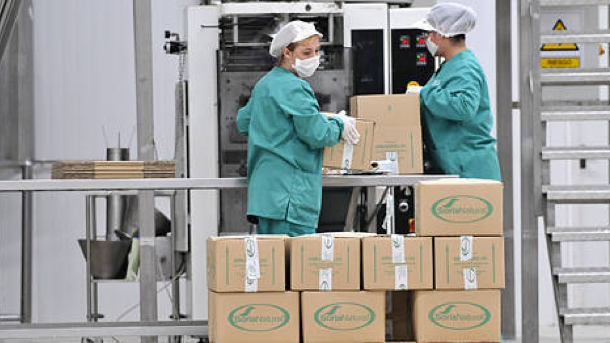 Trabajadoras de Soria Natural./ F.S. -