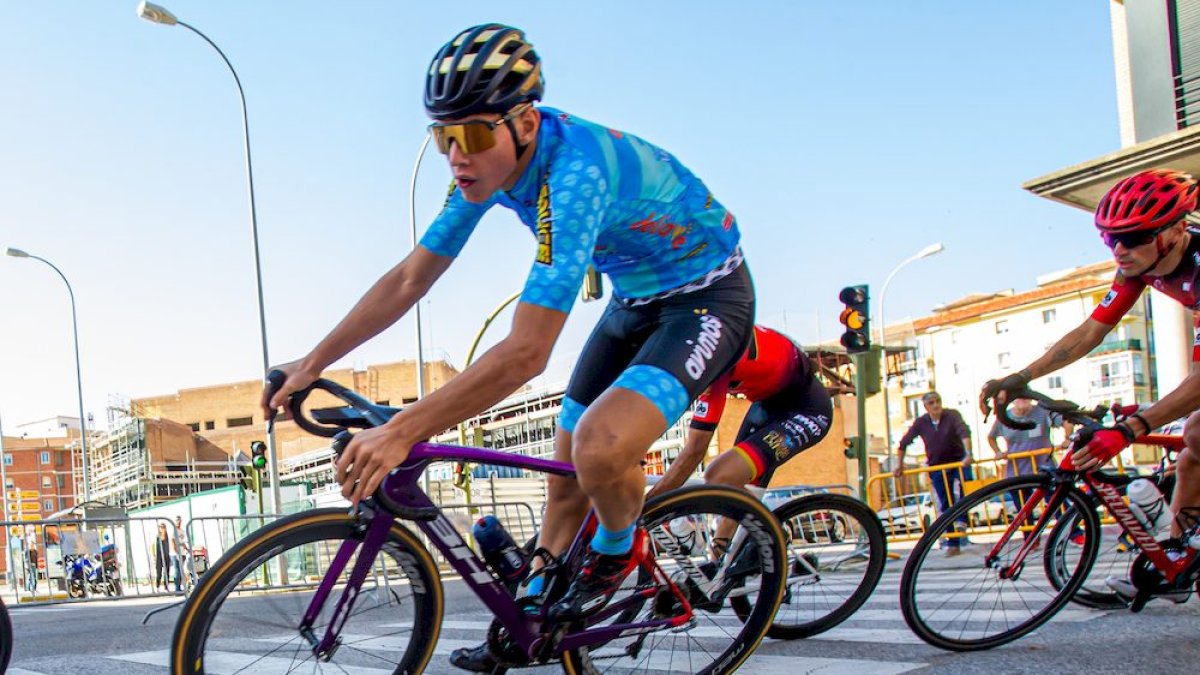 <p>El Gran Premio Ciclista San Saturio cumplía este domingo la sesenta edición y lo hacía después de dos años de parón a consecuencia de la pandemia del Covid.</p>

<p>Medio centenar de corredores de todas las categorías tomaron la salida en una competición que se desarrolló bajo los sistemas de puntuación y eliminación.</p>

<p>Entre los ciclistas no faltaron los sorianos con una decena de participantes.</p>

<p>FOTÓGRAFO: MARIO TEJEDOR</p>
