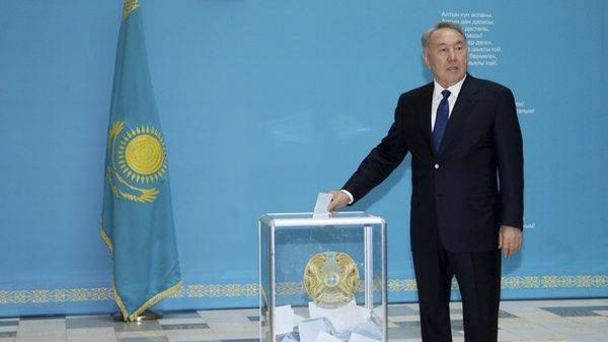 El presidente de Kazajistán vota en las eleciones de este domingo.-Foto: REUTERS / MUKHTAR KHOLDORBEKOV