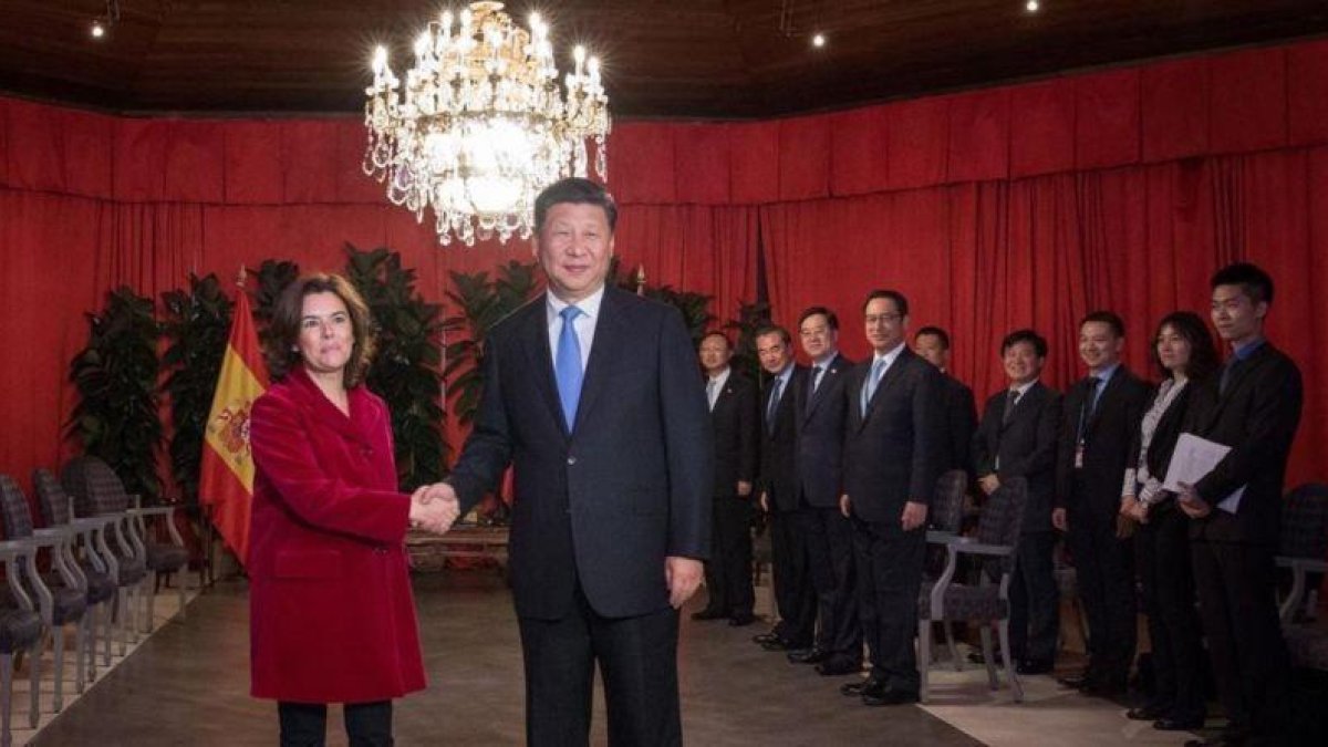 La vicepresidenta y ministra de asuntos territoriales, Soraya Sáenz de Santamaría, este jueves con el presidente de China, Xi Jinping.-DESIREE MARTIN