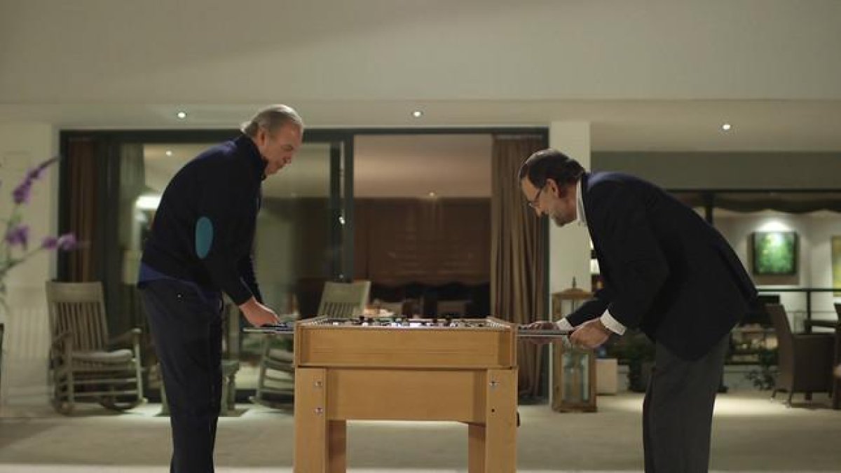 Mariano Rajoy, jugando al futbolín con Bertín Osborne, en el programa de TVE 'En tu casa o en la mía'.-