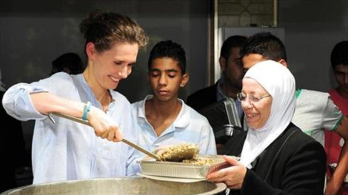 Asma el Asad, en un reparto de comida a huérfanos y desplazados en Damasco, en el 2013.-ARCHIVO / AFP