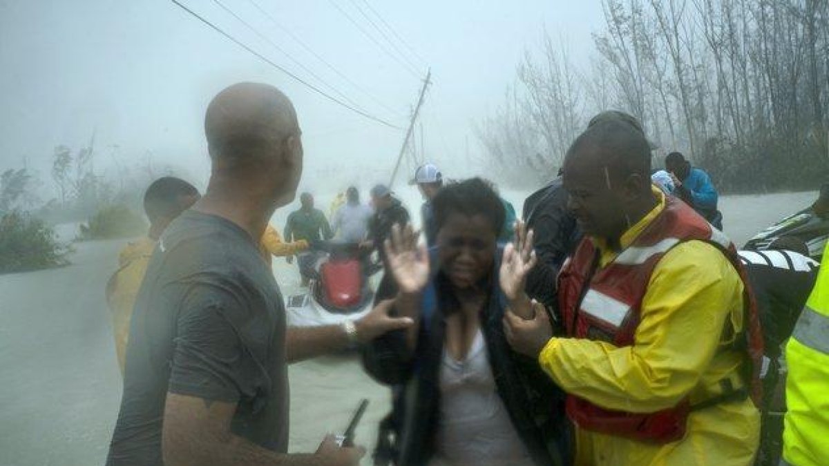 El numero de desaparecidos por el temporal es de 1.300 mientras que se estima que alrededor de 4.000 ciudadanos bahamenses huyeron a Estados Unidos por el fenómeno natural.-AP